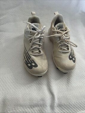 New balance, white  4040 v6 fuel cell baseball cleats